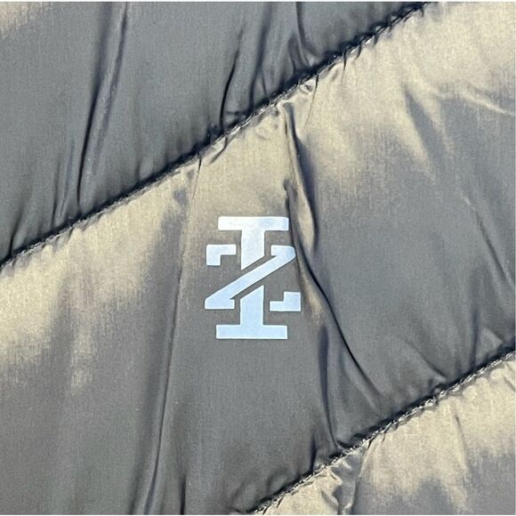NWT IZOD Men’s Puffer Vest Medium Peacoat Blue Quilted Lightweight Zip Front - Picture 3 of 11